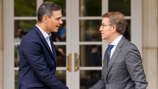 El presidente del Gobierno, Pedro Sánchez, saluda al líder del PP, Alberto Núñez Feijóo. El presidente del Gobierno, Pedro Sánchez, saluda al líder del PP, Alberto Núñez Feijóo.