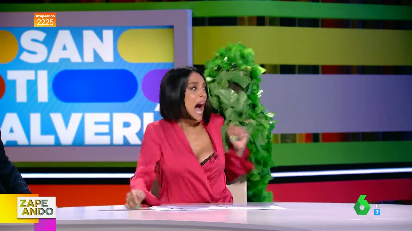 El divertido susto a Lorena Castell del arbusto de Zapeando en pleno directo: "Pero, ¿quién es?" El divertido susto a Lorena Castell del arbusto de Zapeando en pleno directo: "Pero, ¿quién es?"