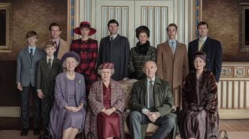 Foto de la familia real británica al completo para la quinta temporada de 'The Crown'.