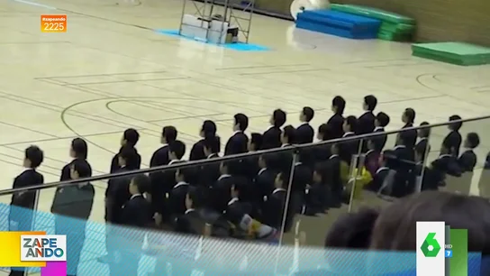 El desfile tradicional de los universitarios japoneses con una coordinación que alucina a Lorena Castell y Dani Mateo El desfile tradicional de los universitarios japoneses con una coordinación que alucina a Lorena Castell y Dani Mateo