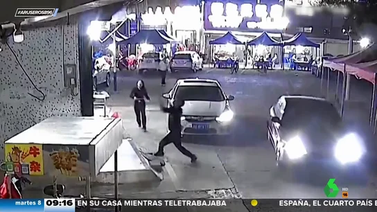 Rescate 'in extremis': un niño cae desde un segundo piso y es atrapado justo antes de llegar al suelo Rescate 'in extremis': un niño cae desde un segundo piso y es atrapado justo antes de llegar al suelo