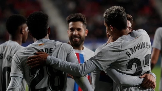 El Barça sobrevive a la expulsión de Lewandowski y se va líder al parón El Barça sobrevive a la expulsión de Lewandowski y se va líder al parón