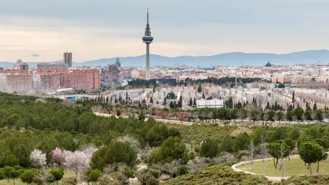 Skyline de Madrid con el cementerio de la Almudena Skyline de Madrid con el cementerio de la Almudena