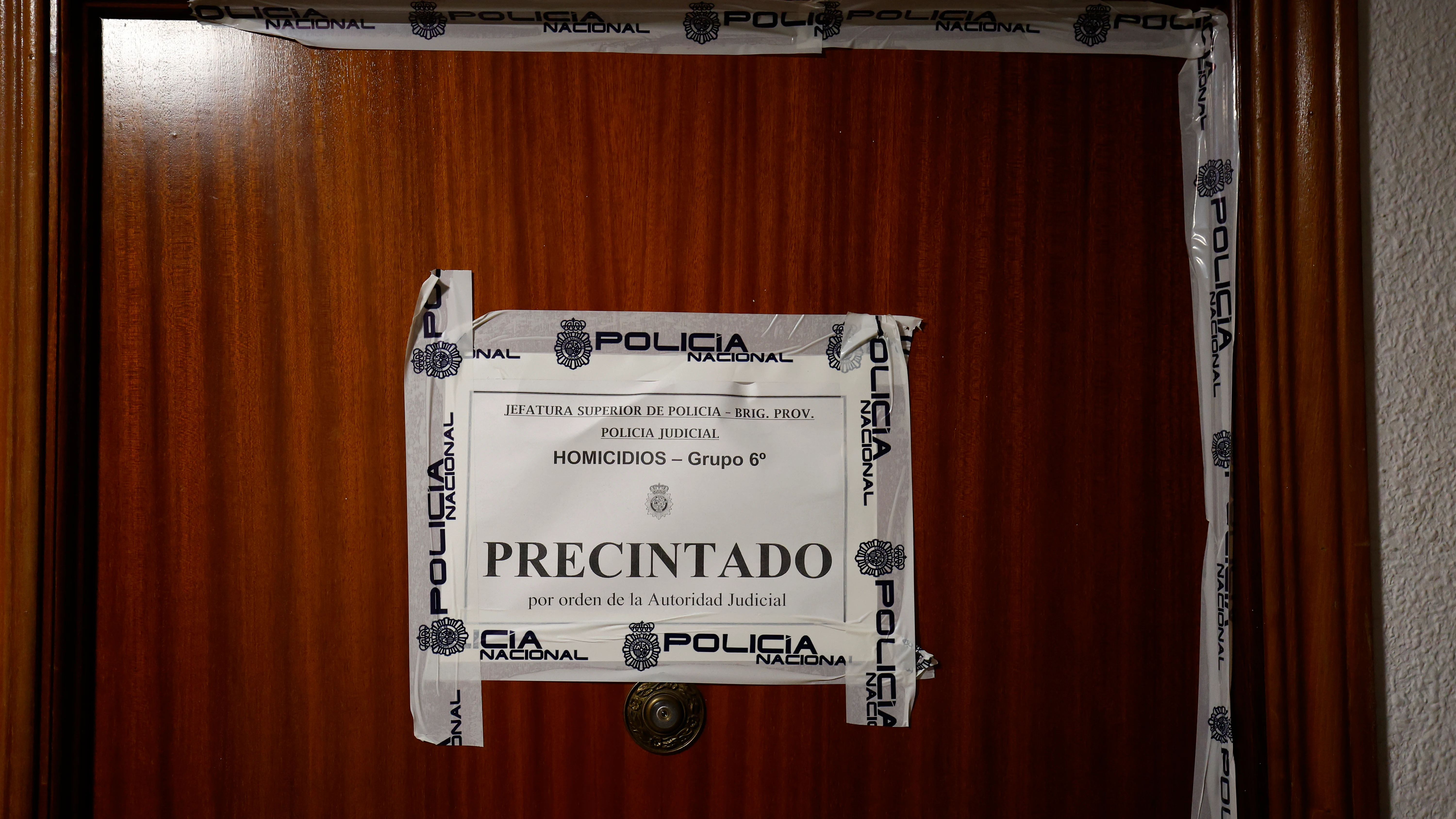 Puerta de la vivienda de la casa del asesino machista de Móstoles