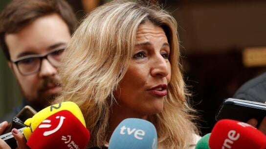 Yolanda D&iacute;az atiende a los medios de comunicaci&oacute;n