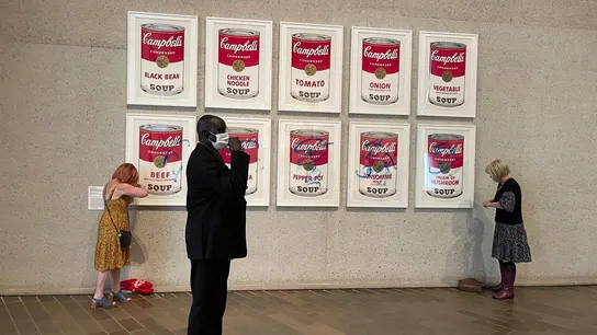 Activistas se pegan a las 'Latas de sopa Campbell' de Warhol en Australia Activistas se pegan a las 'Latas de sopa Campbell' de Warhol en Australia