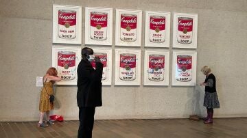 Activistas se pegan a las 'Latas de sopa Campbell' de Warhol en Australia