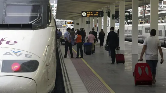 Renfe contempla anular los abonos gratuitos de media distancia que se usen de forma fraudulenta Renfe contempla anular los abonos gratuitos de media distancia que se usen de forma fraudulenta