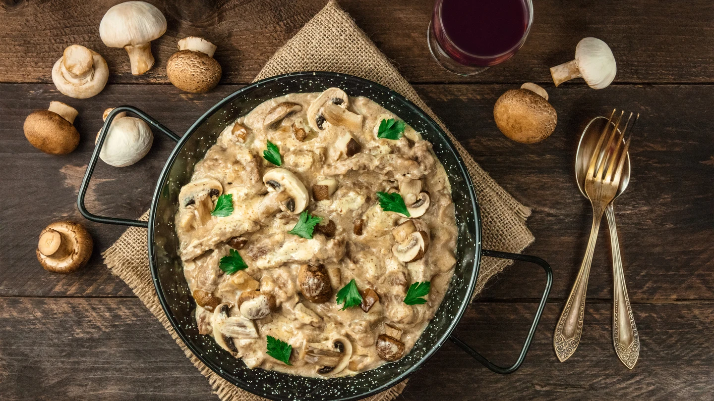 Un plato de setas de un restaurante Un plato de setas de un restaurante