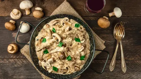 Un plato de setas de un restaurante Un plato de setas de un restaurante