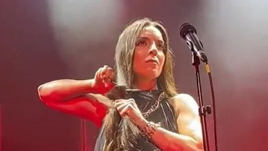 Ruth Lorenzo se corta el pelo en mitad de un concierto en señal de protesta Ruth Lorenzo se corta el pelo en mitad de un concierto en señal de protesta