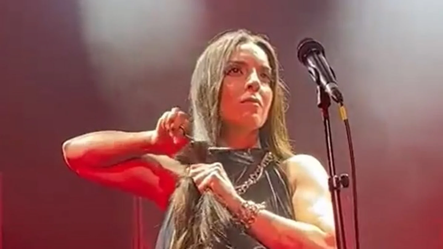 Ruth Lorenzo se corta el pelo en mitad de un concierto en señal de protesta Ruth Lorenzo se corta el pelo en mitad de un concierto en señal de protesta
