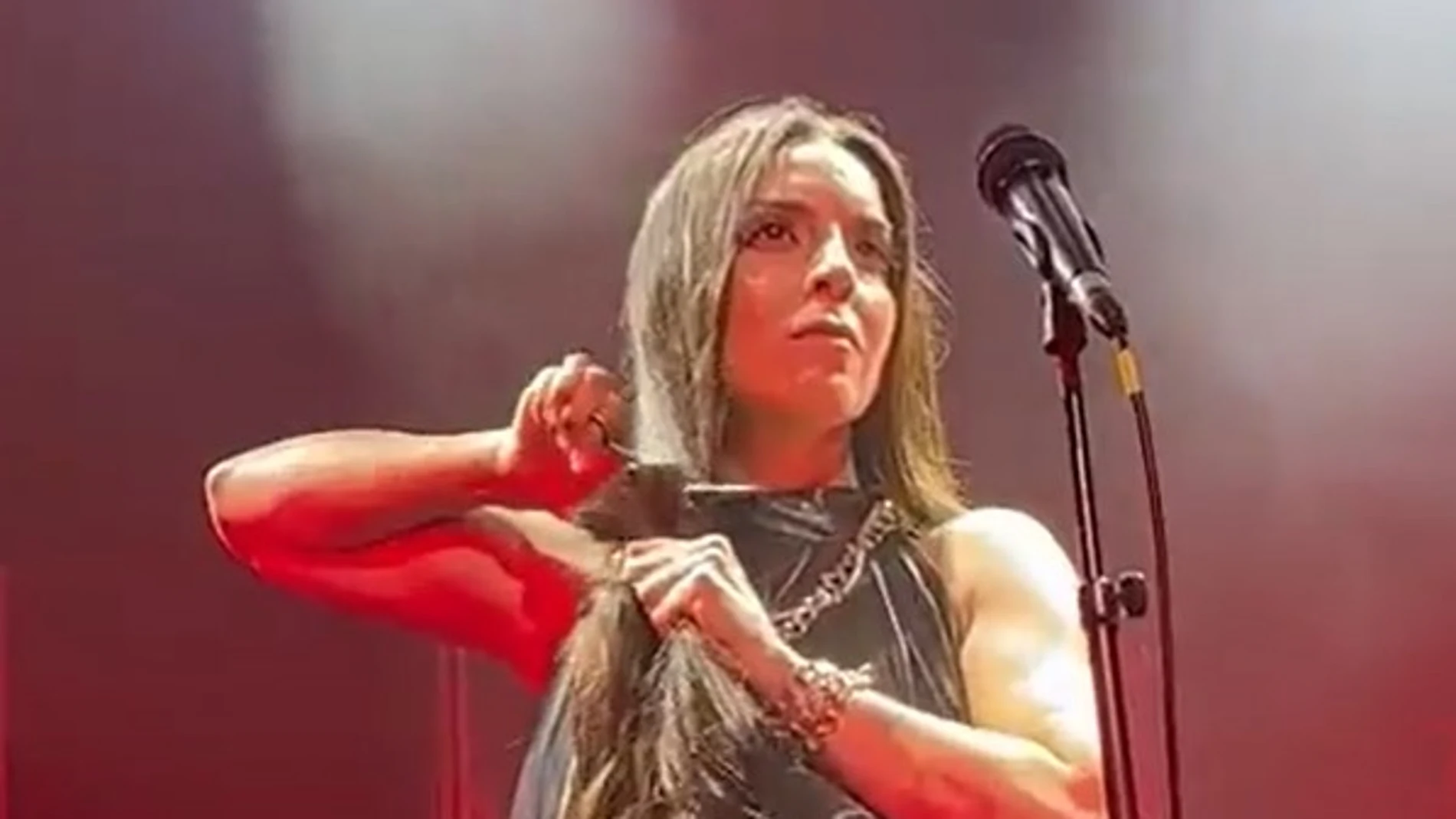 Ruth Lorenzo se corta el pelo en mitad de un concierto en señal de protesta