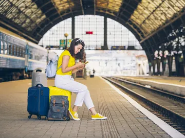Chica esperando a su tren en la estación Chica esperando a su tren en la estación
