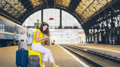 Chica esperando a su tren en la estación Chica esperando a su tren en la estación