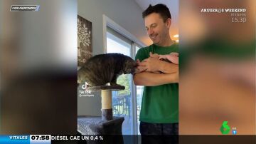 El tierno vídeo viral de un gato que da mimitos a un pequeño bebé
