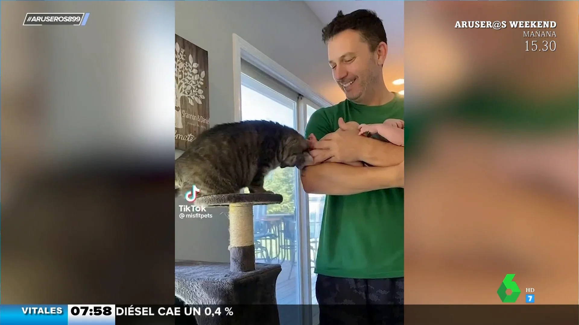 El tierno vídeo viral de un gato que da mimitos a un pequeño bebé