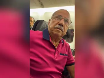 Una joven le da una sorpresa en el aeropuerto a sus abuelos Una joven le da una sorpresa en el aeropuerto a sus abuelos