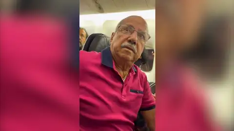 Una joven le da una sorpresa en el aeropuerto a sus abuelos Una joven le da una sorpresa en el aeropuerto a sus abuelos