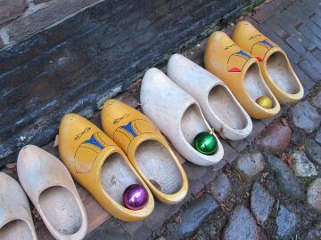 ¡En sus zapatos! Vamos a patearnos el mundo con 7 calzados tradicionales