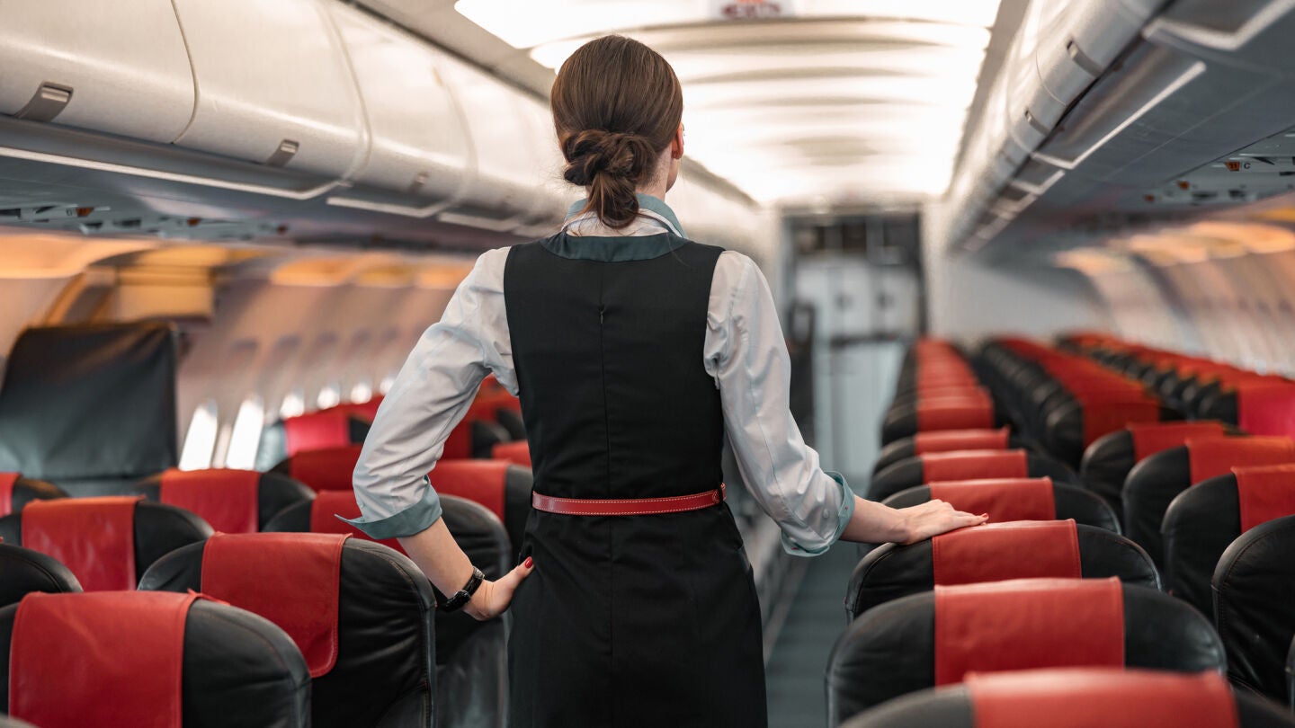 Azafata en un avi&oacute;n