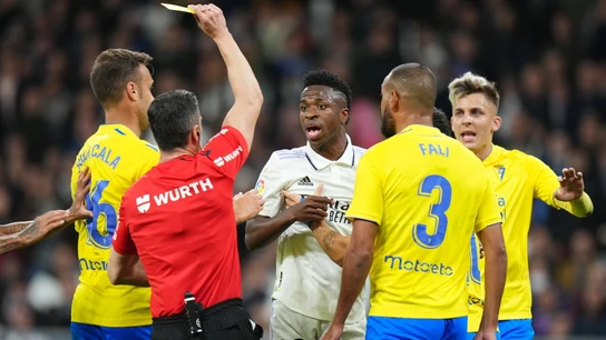 Vinicius, con el árbitro y tres jugadores del Cádiz Vinicius, con el árbitro y tres jugadores del Cádiz