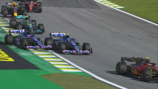 Momento del toque entre Fernando Alonso y Esteban Ocon Momento del toque entre Fernando Alonso y Esteban Ocon