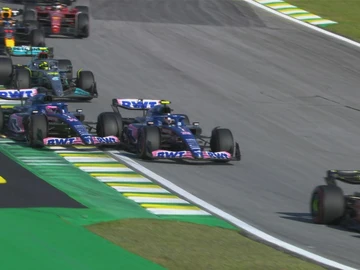 Momento del toque entre Fernando Alonso y Esteban Ocon Momento del toque entre Fernando Alonso y Esteban Ocon