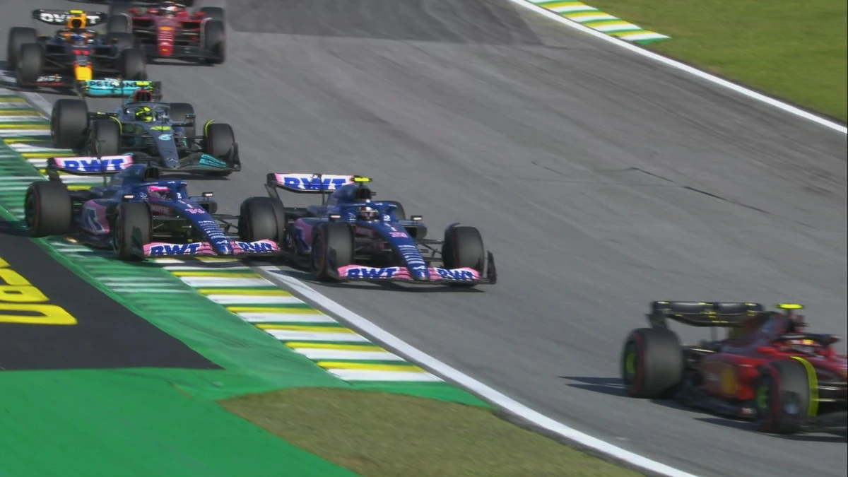 Momento del toque entre Fernando Alonso y Esteban Ocon