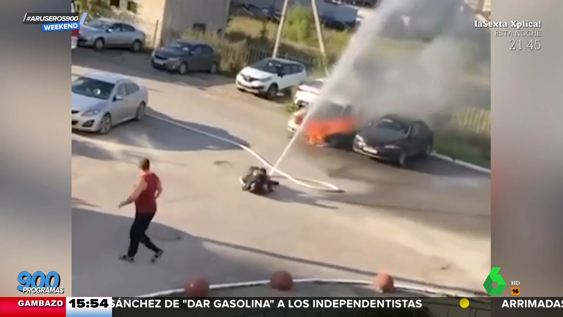 El accidentado estreno de un bombero en el uso de la manguera