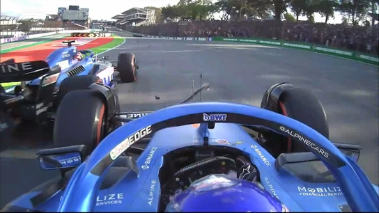 Fernando Alonso se toca con Esteban Ocon Fernando Alonso se toca con Esteban Ocon
