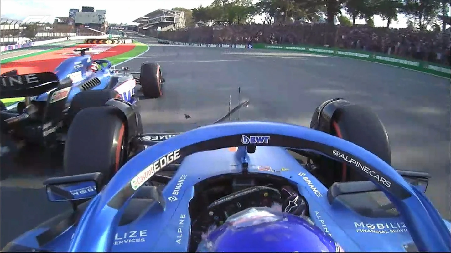 Fernando Alonso se toca con Esteban Ocon Fernando Alonso se toca con Esteban Ocon