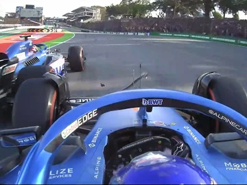 Fernando Alonso se toca con Esteban Ocon Fernando Alonso se toca con Esteban Ocon