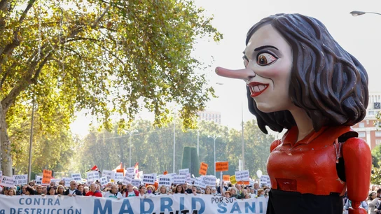 Manifestación ciudadana que recorre este domingo el centro de Madrid bajo el lema "Madrid se levanta por la sanidad pública". Manifestación ciudadana que recorre este domingo el centro de Madrid bajo el lema "Madrid se levanta por la sanidad pública".