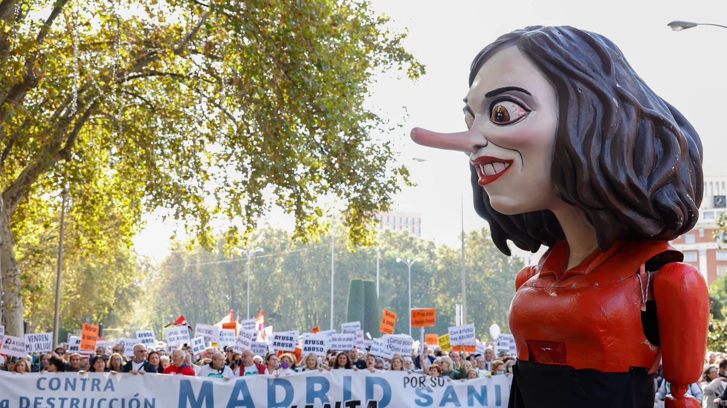 Manifestación ciudadana que recorre este domingo el centro de Madrid bajo el lema "Madrid se levanta por la sanidad pública". Manifestación ciudadana que recorre este domingo el centro de Madrid bajo el lema "Madrid se levanta por la sanidad pública".