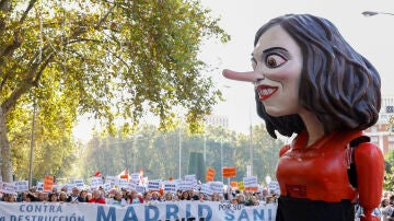 Manifestación ciudadana que recorre este domingo el centro de Madrid bajo el lema "Madrid se levanta por la sanidad pública".