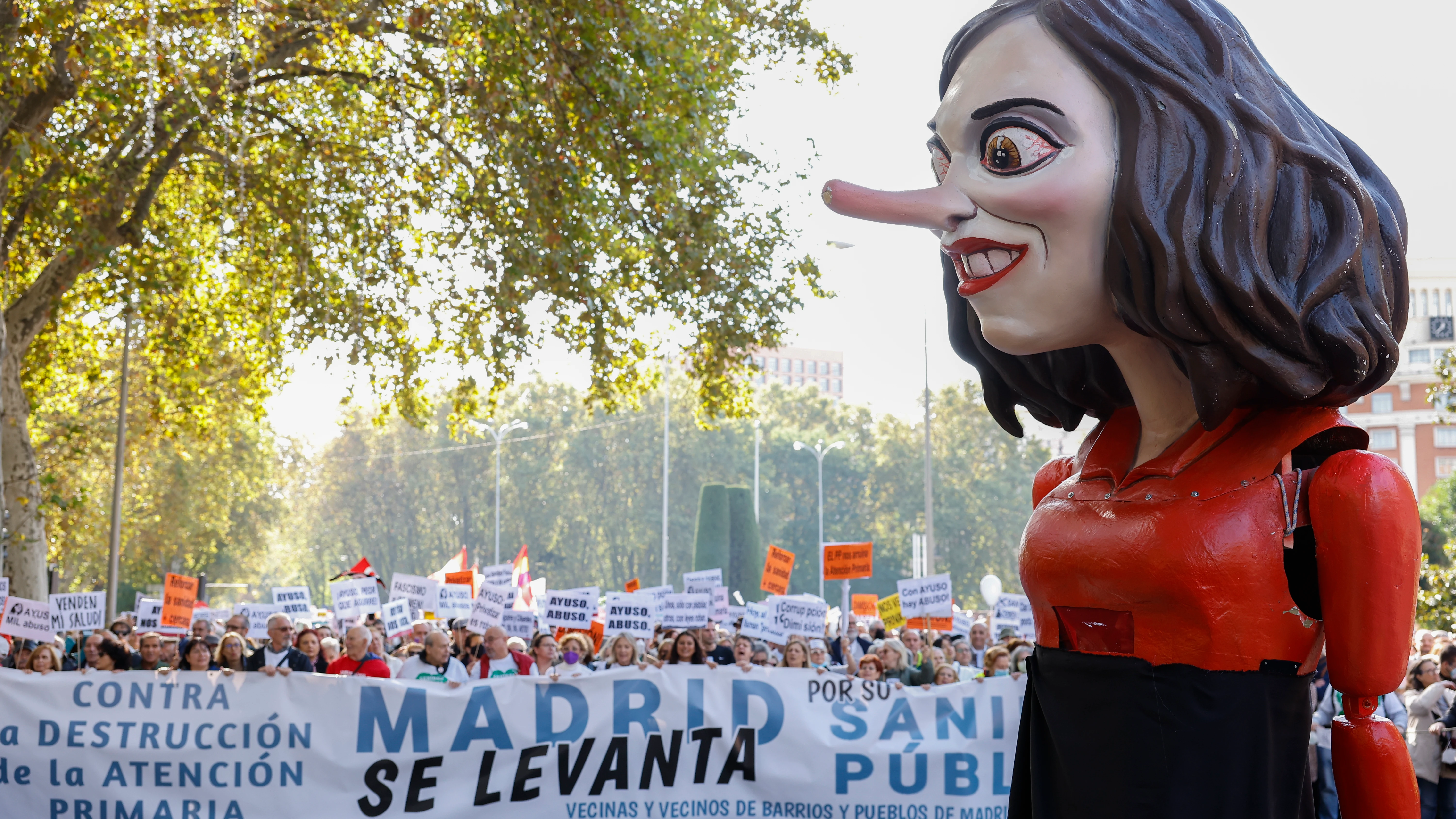 Manifestación ciudadana que recorre este domingo el centro de Madrid bajo el lema "Madrid se levanta por la sanidad pública".