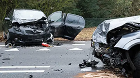 Siniestro en la carretera con varios vehículos implicados Varios coches destrozados tras el impacto