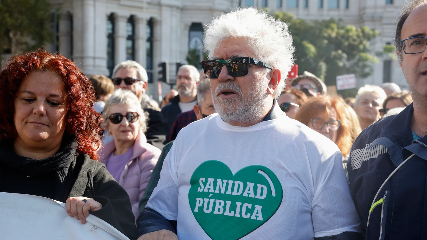 Almodóvar se manifiesta por la Sanidad pública en Madrid: "Es algo trasversal, no una cuestión política" Almodóvar se manifiesta por la Sanidad pública en Madrid: "Es algo trasversal, no una cuestión política"
