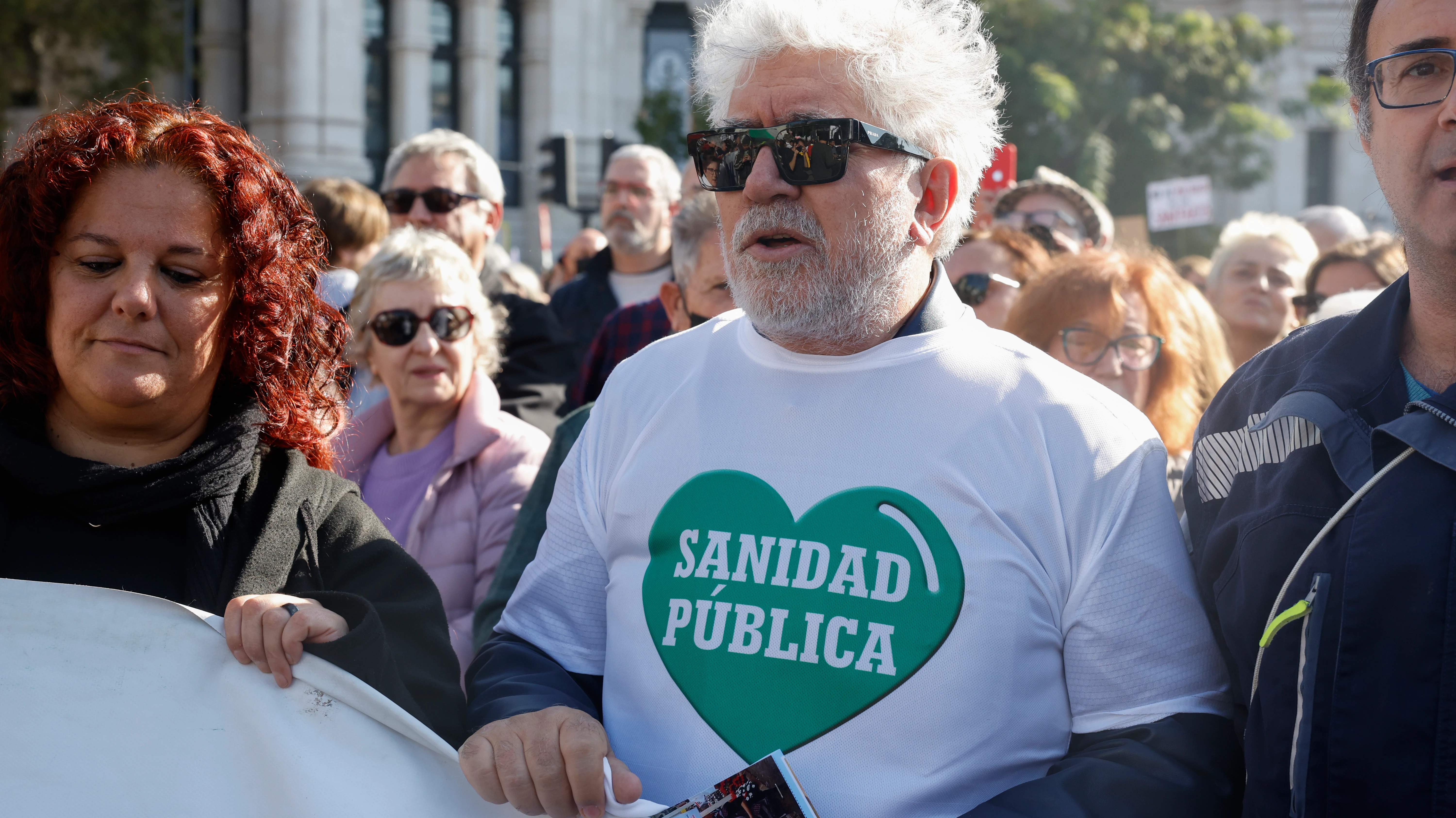 Almodóvar se manifiesta por la Sanidad pública en Madrid: "Es algo trasversal, no una cuestión política"