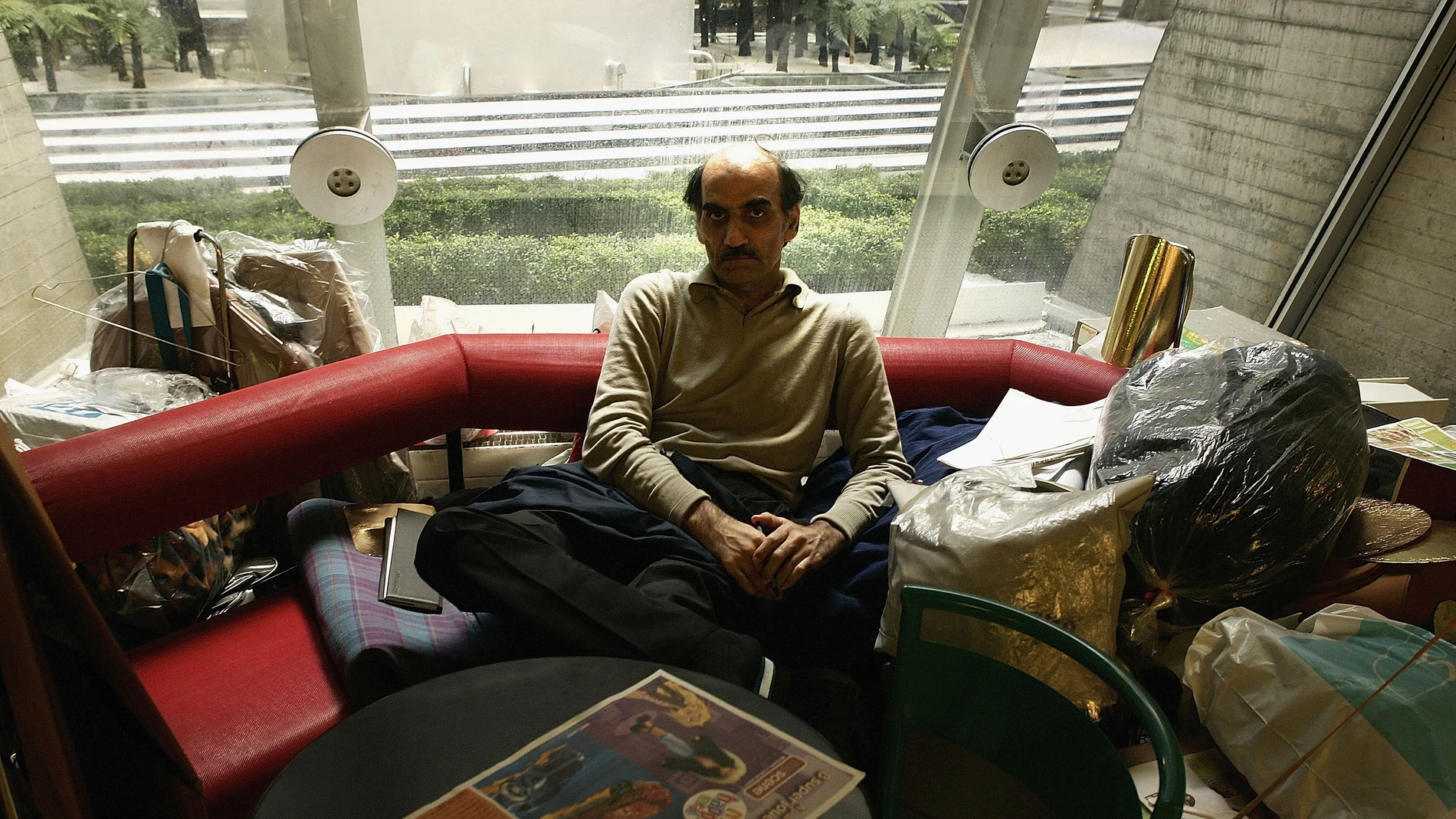 Muere el refugiado iraní que vivió 18 años en el aeropuerto de París, cuya historia inspiró la película &quot;Terminal&quot;