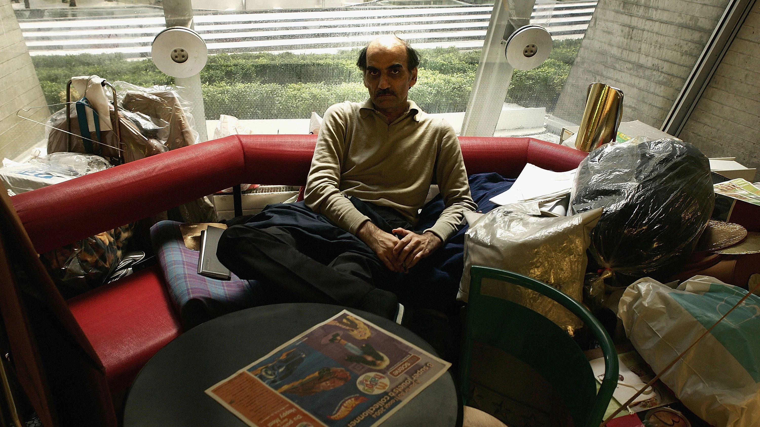 Muere el refugiado iraní que vivió 18 años en el aeropuerto de París, cuya historia inspiró la película "Terminal"