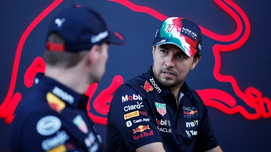 Sergio Pérez mira a Max Verstappen Sergio Pérez mira a Max Verstappen