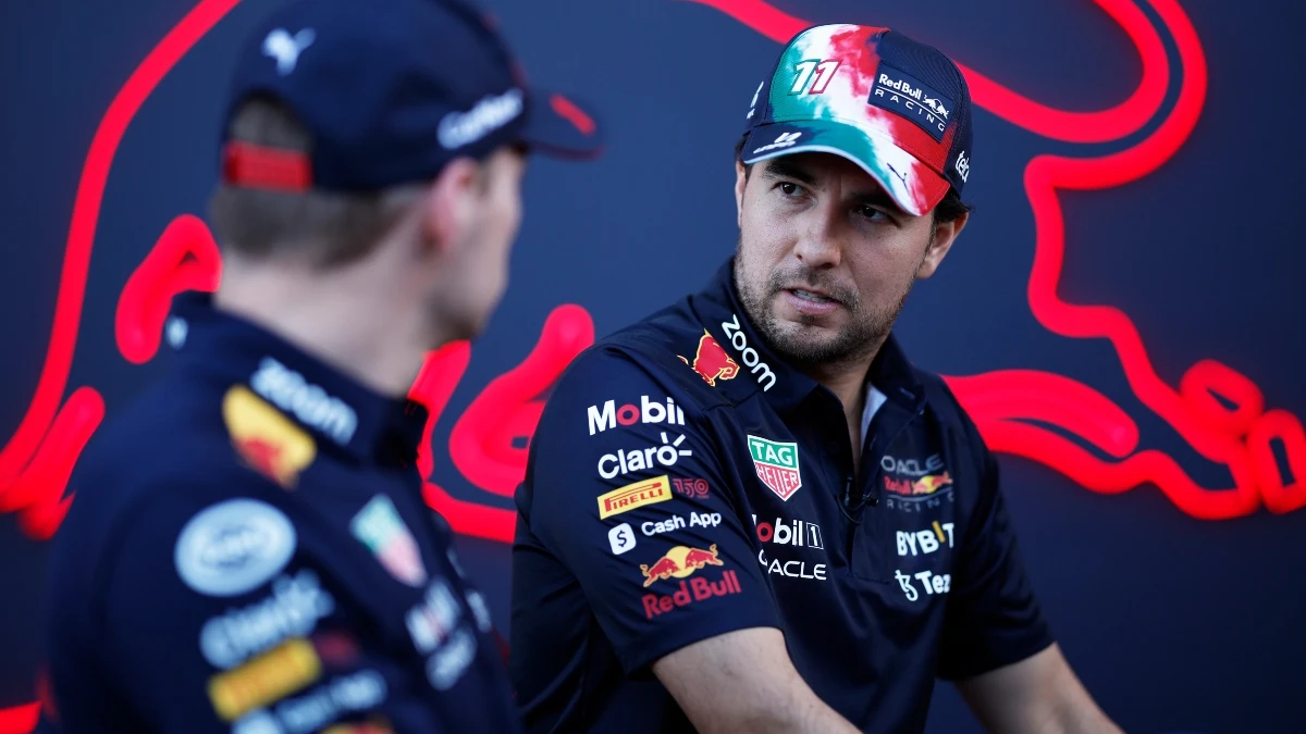 Sergio Pérez mira a Max Verstappen