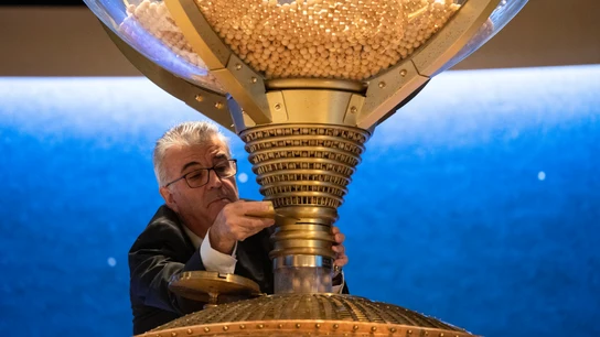 Preparación de uno de los bombos antes de empezar el sorteo de la Lotería de Navidad Preparación de uno de los bombos antes de empezar el sorteo de la Lotería de Navidad