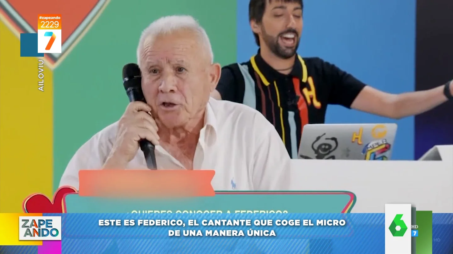 La sorprendente forma de coger el micro de Federico: así se lo lleva a la oreja para cantar La sorprendente forma de coger el micro de Federico: así se lo lleva a la oreja para cantar