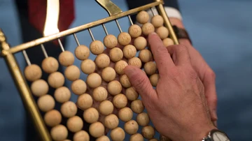 Una lira con las 500 bolas que caben en sus varillas (Lotería de Navidad)