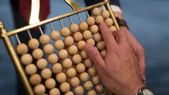 Una lira con las 500 bolas que caben en sus varillas (Lotería de Navidad) Una lira con las 500 bolas que caben en sus varillas (Lotería de Navidad)
