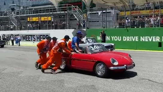 A Fernando Alonso ya no le puede pasar nada más: ¡Tuvieron que empujar su coche en el 'drivers parade' de Brasil! A Fernando Alonso ya no le puede pasar nada más: ¡Tuvieron que empujar su coche en el 'drivers parade' de Brasil!