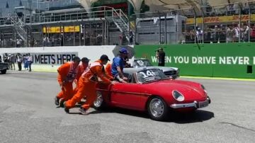 A Fernando Alonso ya no le puede pasar nada más: ¡Tuvieron que empujar su coche en el 'drivers parade' de Brasil!